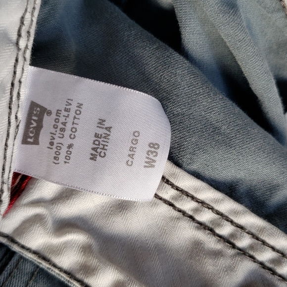 Levi's gray cargo shorts, size 38 - Picture 7 of 8